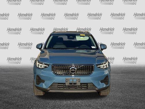 2025 Volvo XC40 B5 Core Bright Theme