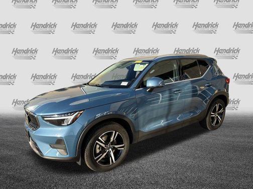 2025 Volvo XC40 B5 Core Bright Theme