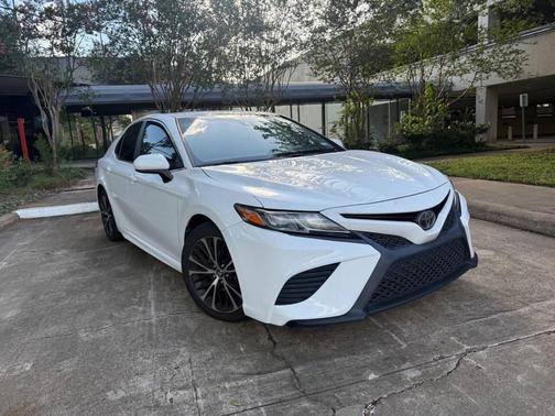 Super White 2018 Toyota Camry SE