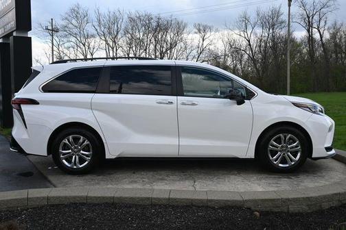 2022 Toyota Sienna XSE 7 Passenger