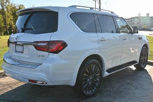 2023 INFINITI QX80 LUXE