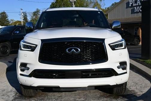 2023 INFINITI QX80 LUXE