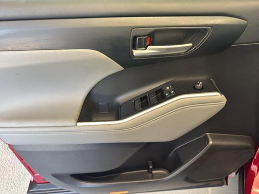 2023 Toyota Highlander Hybrid Platinum