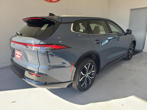 2025 Toyota Crown Signia XLE