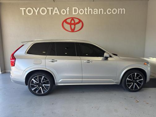 2022 Volvo XC90 T6 Momentum