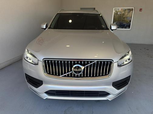2022 Volvo XC90 T6 Momentum