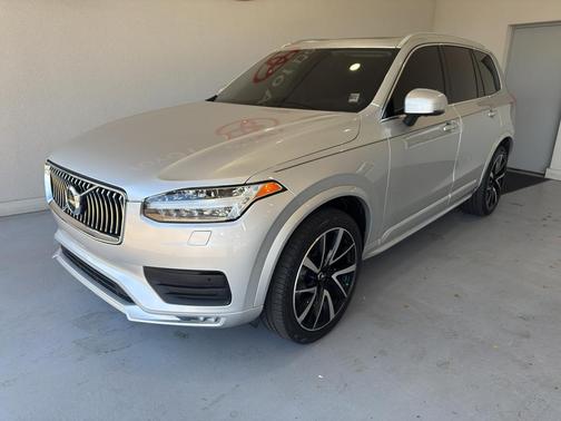 2022 Volvo XC90 T6 Momentum