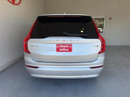 2022 Volvo XC90 T6 Momentum