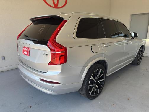 2022 Volvo XC90 T6 Momentum