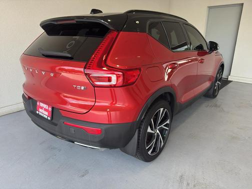 Fusion Red Metallic 2020 Volvo XC40 T5 R-Design