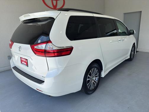 Blizzard Pearl 2019 Toyota Sienna XLE