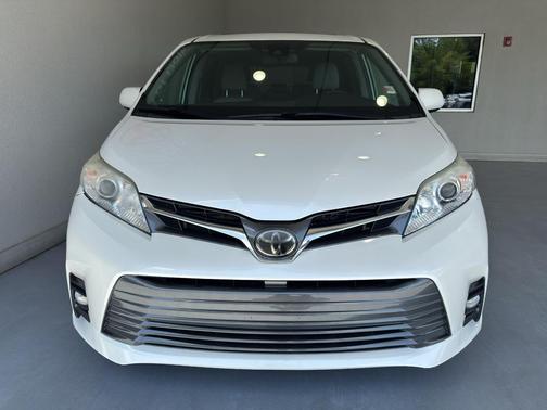 Blizzard Pearl 2019 Toyota Sienna XLE