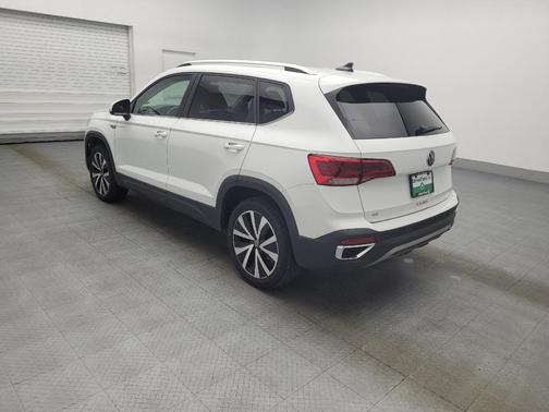 White 2024 Volkswagen Taos 1.5T SE