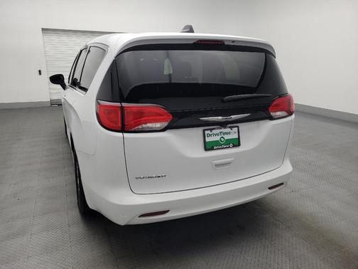 2022 Chrysler Voyager LX