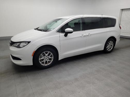 2022 Chrysler Voyager LX