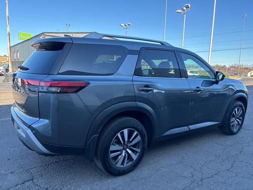 2024 Nissan Pathfinder SL FWD