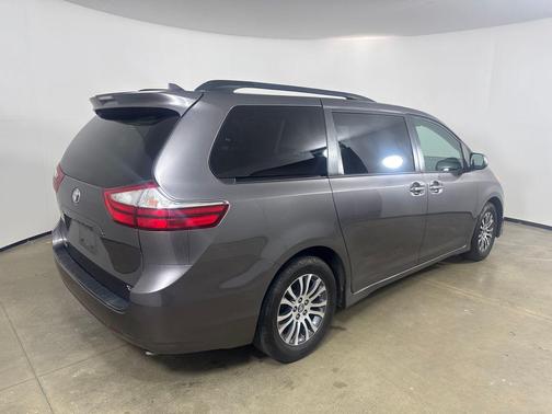 Predawn Gray Mica 2018 Toyota Sienna XLE