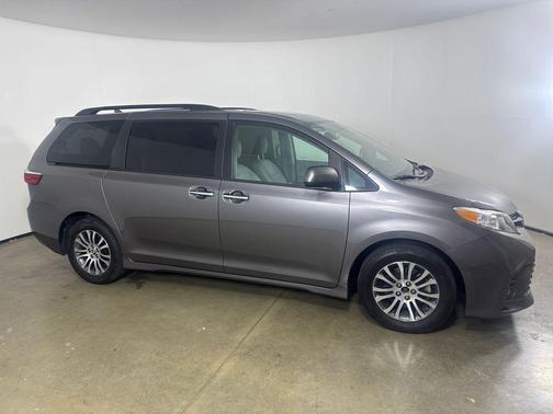 Predawn Gray Mica 2018 Toyota Sienna XLE