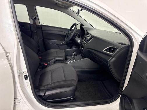 Frost White Pearl 2019 Hyundai Accent SE