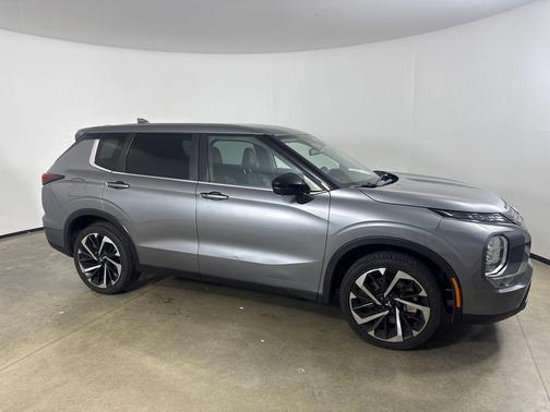 Mercury Gray Metallic 2023 Mitsubishi Outlander SE 2.5 2WD