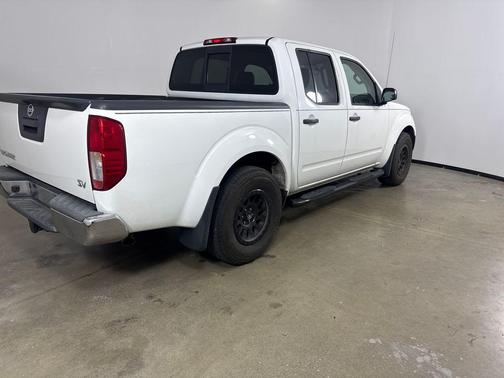 Glacier White 2018 Nissan Frontier SV