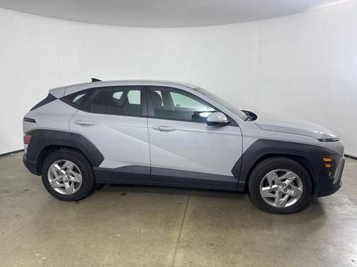 Cyber Gray Metallic 2024 Hyundai KONA SE