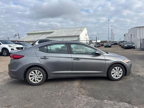 2018 Hyundai ELANTRA SE