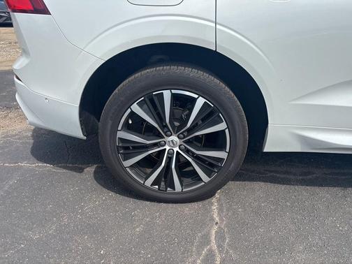 2023 Volvo XC60 B5 Plus Dark Theme