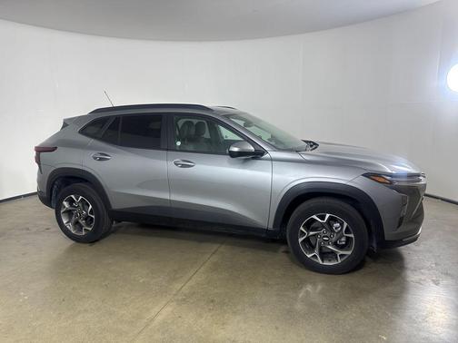Sterling Gray Metallic 2025 Chevrolet Trax LT