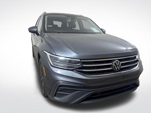 Platinum Gray Metallic 2024 Volkswagen Tiguan 2.0T SE