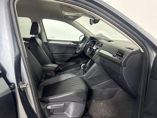Platinum Gray Metallic 2024 Volkswagen Tiguan 2.0T SE