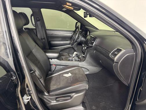 Diamond Black Crystal Pearlcoat 2020 Jeep Grand Cherokee Altitude