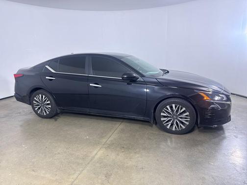 Super Black 2023 Nissan Altima 2.5 SV