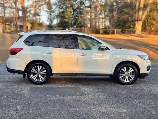 2017 Nissan Pathfinder SL