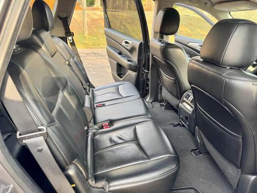 2017 Nissan Pathfinder SL