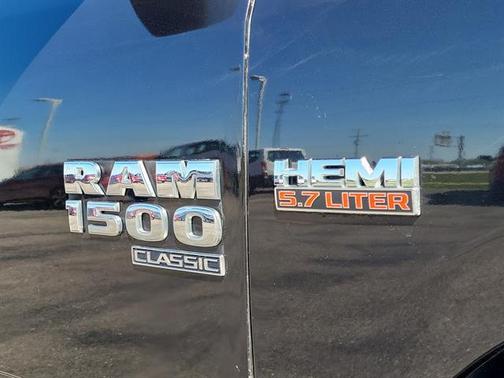 Brilliant Black Crystal Pearl Coat 2019 RAM 1500 SLT