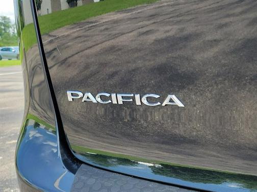 Brilliant Black Crystal Pearlcoat 2018 Chrysler Pacifica Touring-L