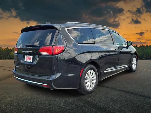 Brilliant Black Crystal Pearlcoat 2018 Chrysler Pacifica Touring-L