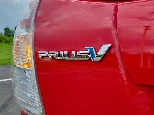 2016 Toyota Prius v Three