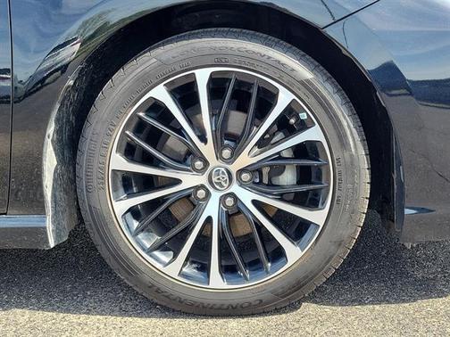 Midnight Black Metallic 2020 Toyota Camry SE