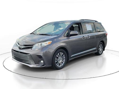2018 Toyota Sienna XLE