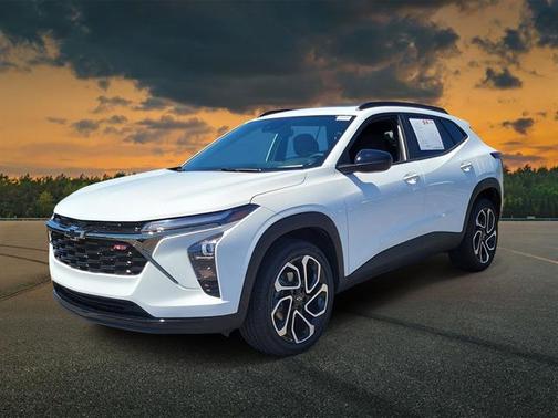 Summit White 2026 Chevrolet Trax FWD 2RS
