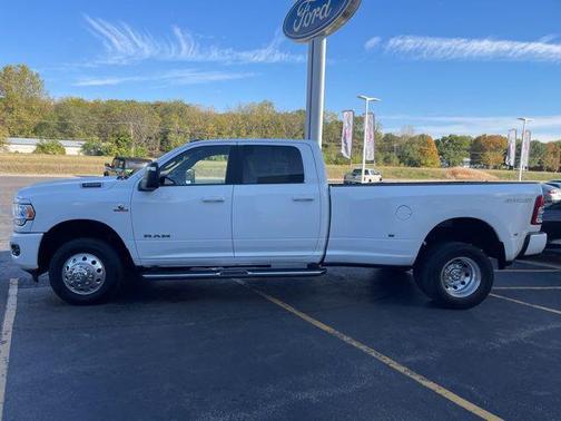 Bright White Clearcoat 2024 RAM 3500 Big Horn Crew Cab 4x4 8' Box