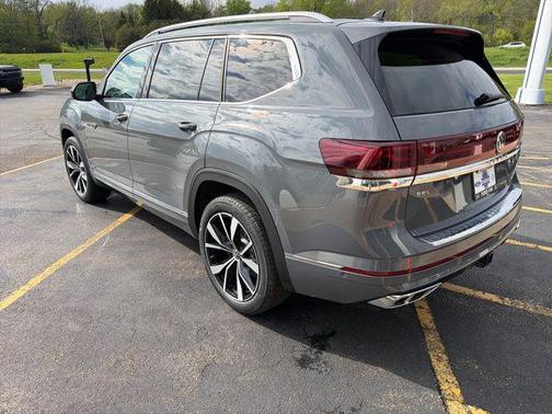 Pure Gray 2026 Volkswagen Atlas 2.0T SEL Premium R-Line 4MOTION