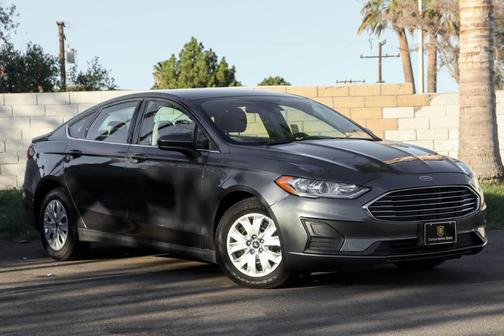 Photo 3 of 22 of 2020 Ford Fusion S