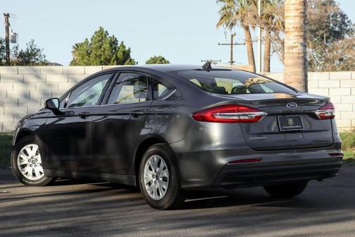 Photo 4 of 22 of 2020 Ford Fusion S