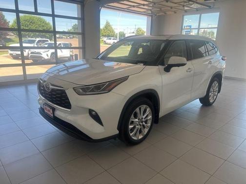 2024 Toyota Highlander LE