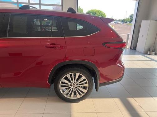 2023 Toyota Highlander Hybrid Platinum