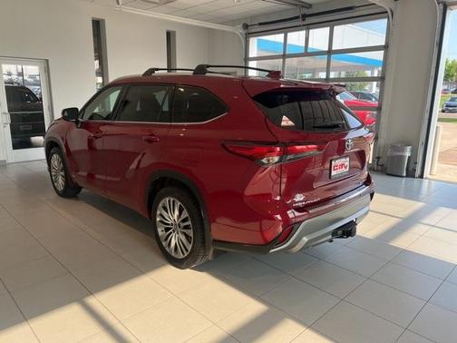 2023 Toyota Highlander Hybrid Platinum