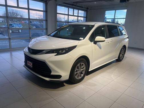 2025 Toyota Sienna LE